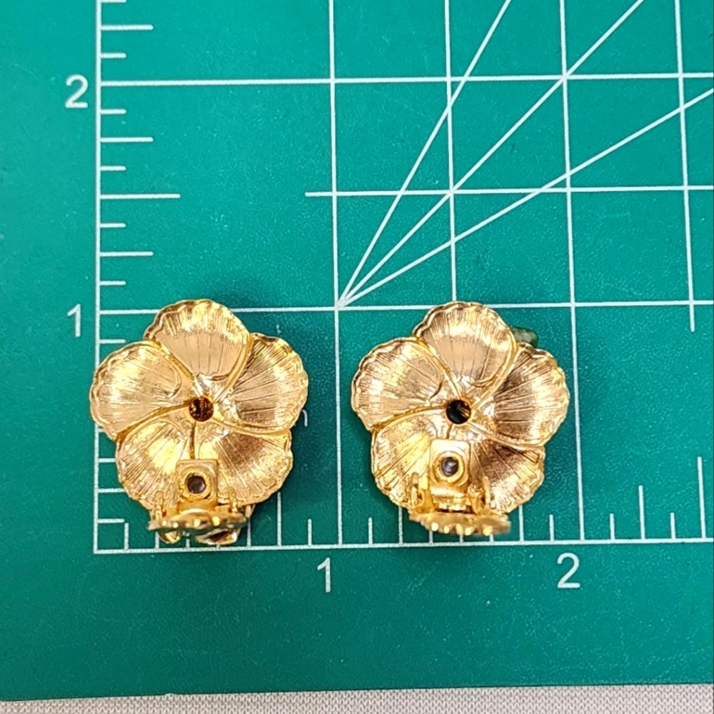 Vintage Kramer Genuine !950's Cultured PearlCoral, and Jade Floral Clip Earrings - Picture 6 of 13